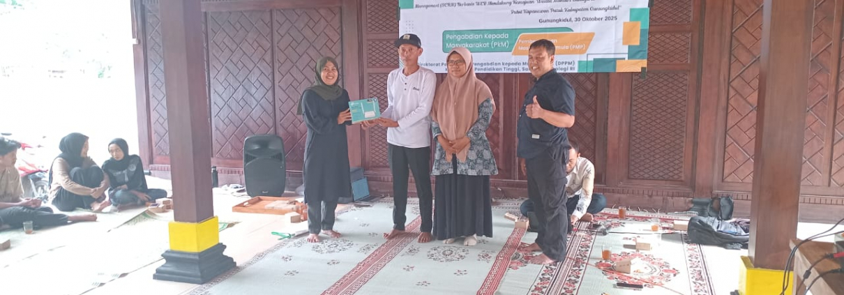 Ketua Tim PkM (Nurhadi) menyerahkan secara simbolik teknologi CRM Berbasis Website kepada Mitra PkM (Pokdarwis "Putat mandiri"