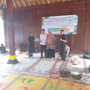 Ketua Tim PkM (Nurhadi) menyerahkan secara simbolik teknologi CRM Berbasis Website kepada Mitra PkM (Pokdarwis "Putat mandiri"